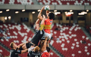 拜仁训练场传来双重利好，穆西亚拉恢复顺利单独加练，门将乌尔比希全面回归