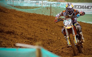 埃贝尔轻松回应萨拉赫传闻，专注卡尔引领拜仁新时代