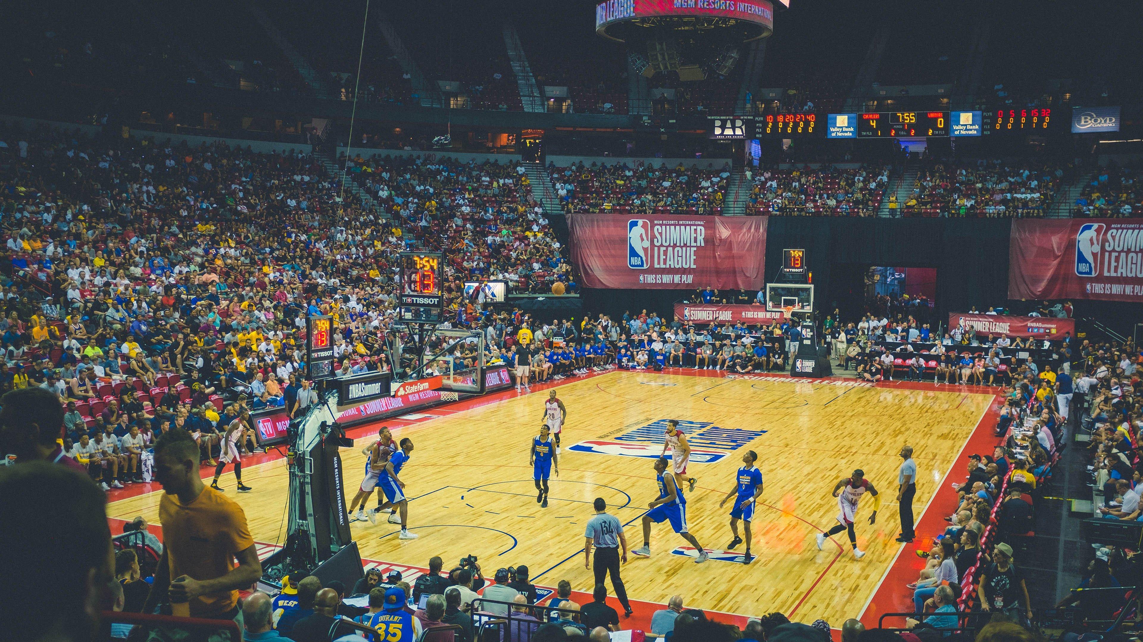 骑士核心米切尔上篮失控憾撞篮架 重伤退场牵动人心-第2张图片-开云官网首页-足球篮球直播平台